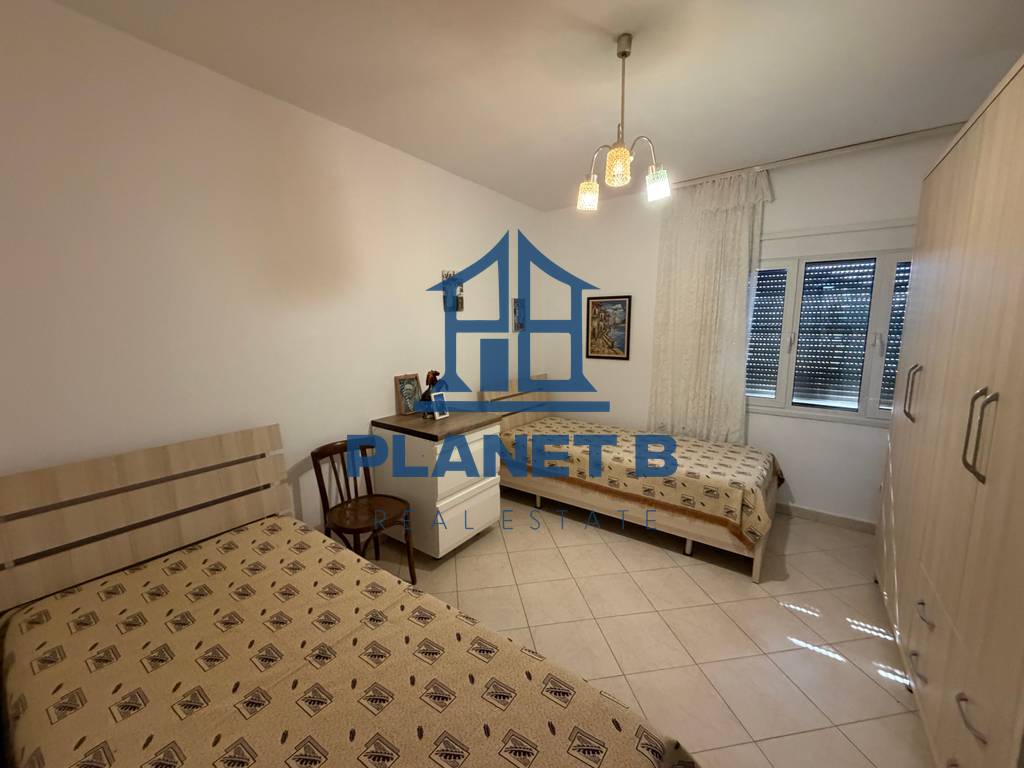 Jepet me qera apartament 2+1 pranë Policisë, Vlorë