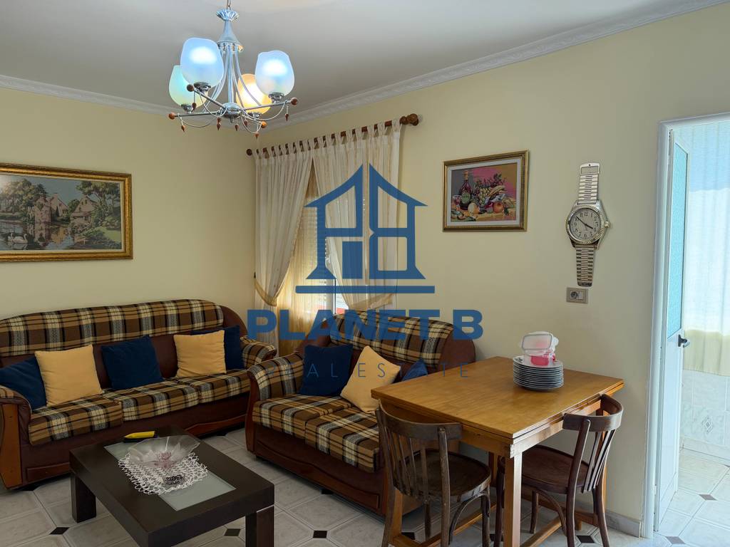 Jepet me qera apartament 2+1 pranë Policisë, Vlorë
