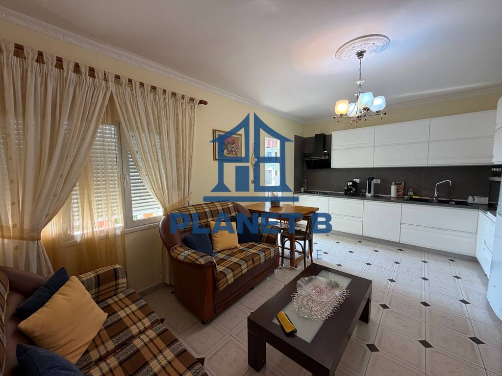 Jepet me qera apartament 2+1 pranë Policisë, Vlorë