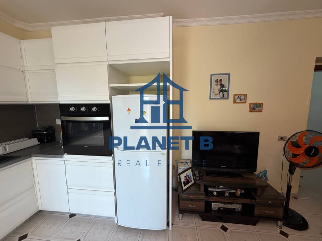 Jepet me qera apartament 2+1 pranë Policisë, Vlorë