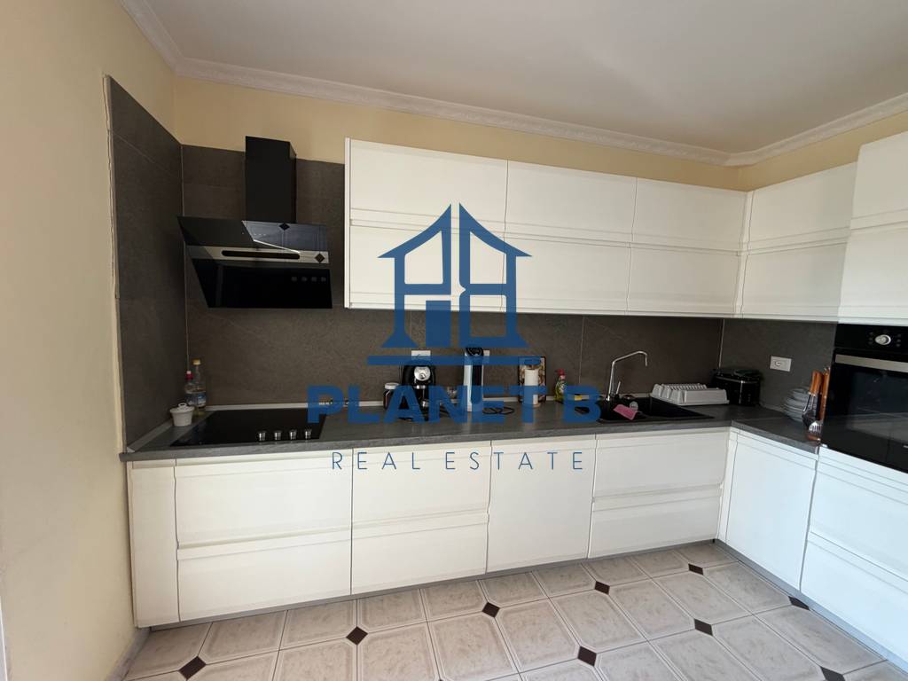 Jepet me qera apartament 2+1 pranë Policisë, Vlorë