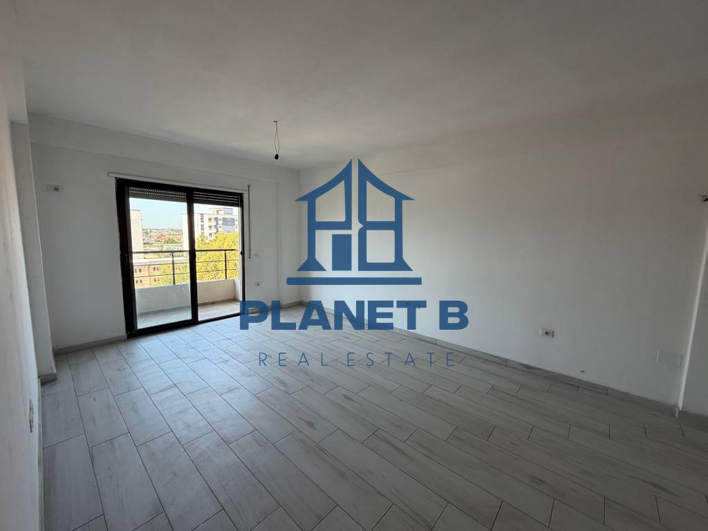 Shitet Apartament 1+1 tek Shtëpia e Oficerave në Vlorë