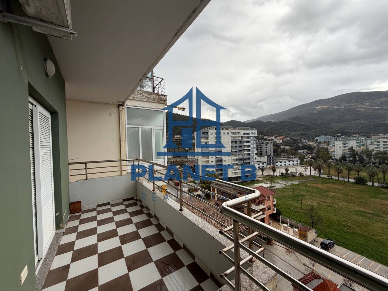 Jepet me Qera Apartamenti 1+1 
Në Lungomare,Vijë e parë