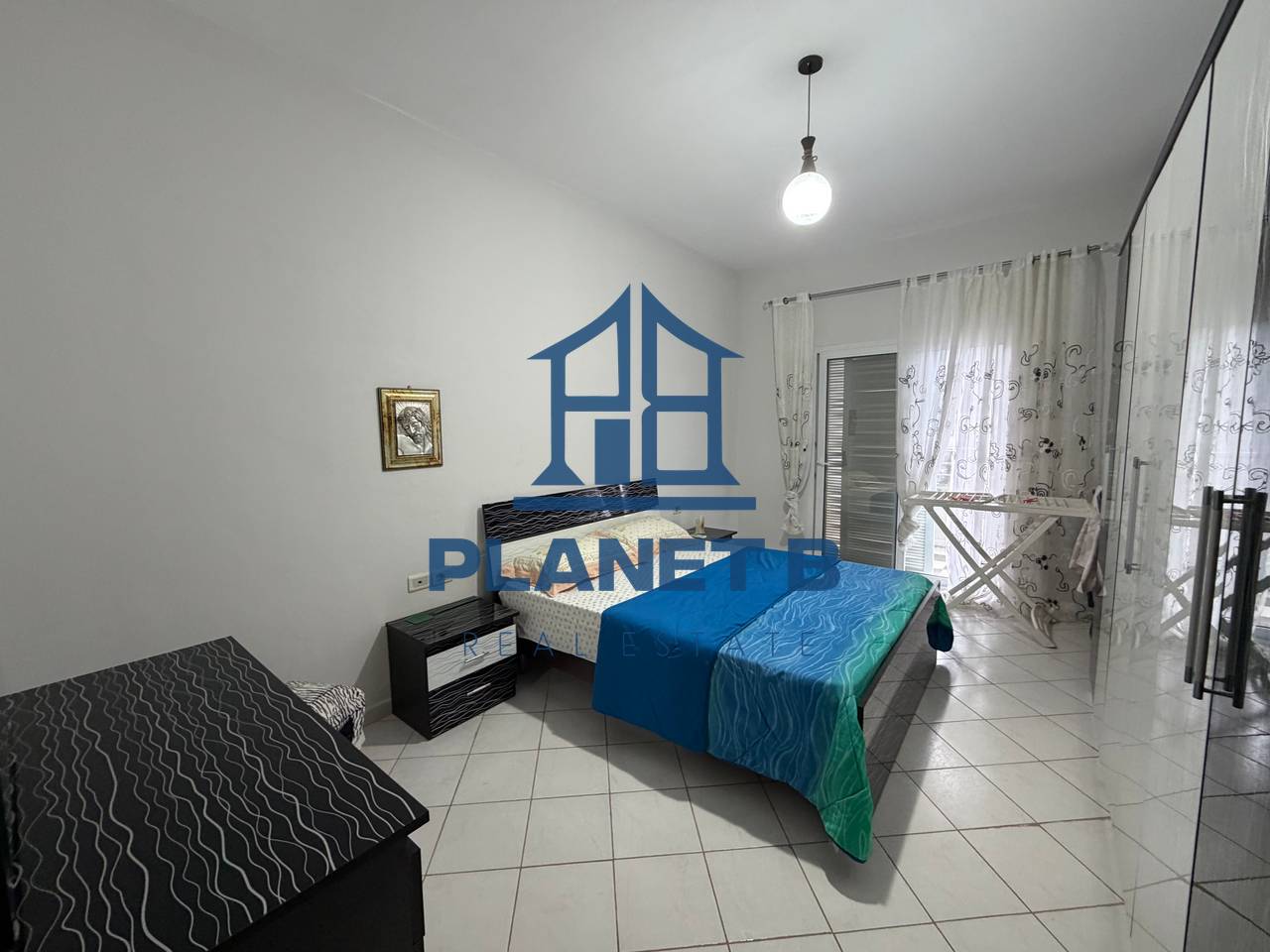 Jepet me Qera Apartamenti 1+1 
Në Lungomare,Vijë e parë