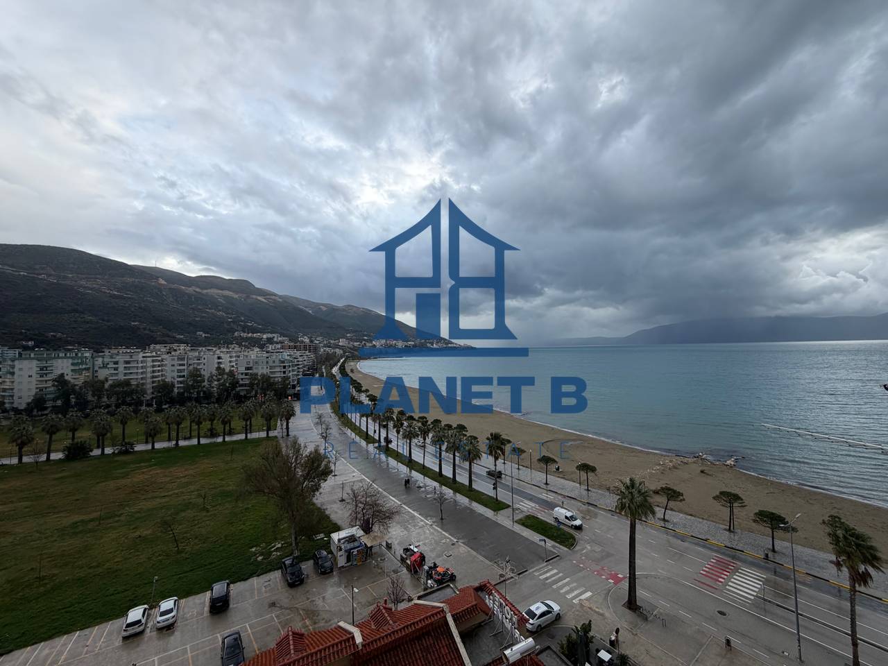 Jepet me Qera Apartamenti 1+1 
Në Lungomare,Vijë e parë