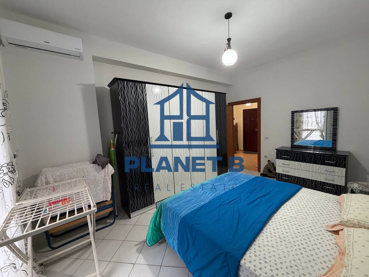 Jepet me Qera Apartamenti 1+1 
Në Lungomare,Vijë e parë