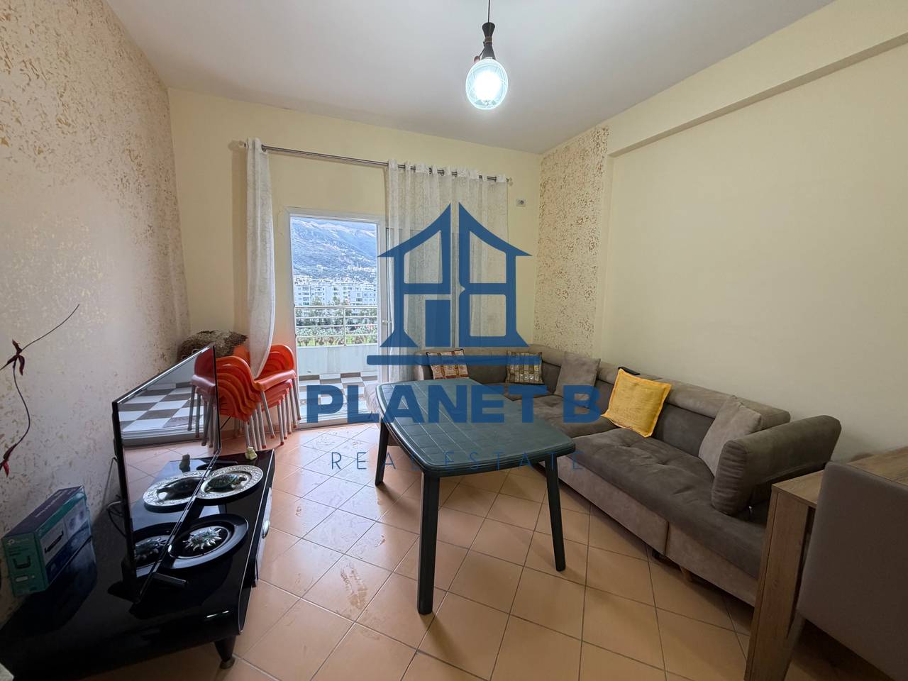 Jepet me Qera Apartamenti 1+1 
Në Lungomare,Vijë e parë