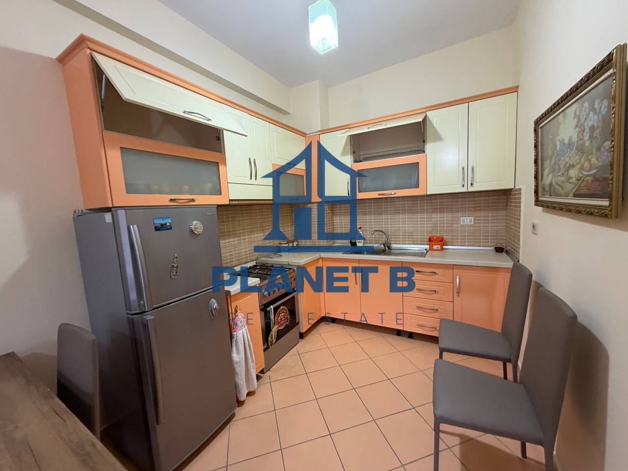 Jepet me Qera Apartamenti 1+1 
Në Lungomare,Vijë e parë