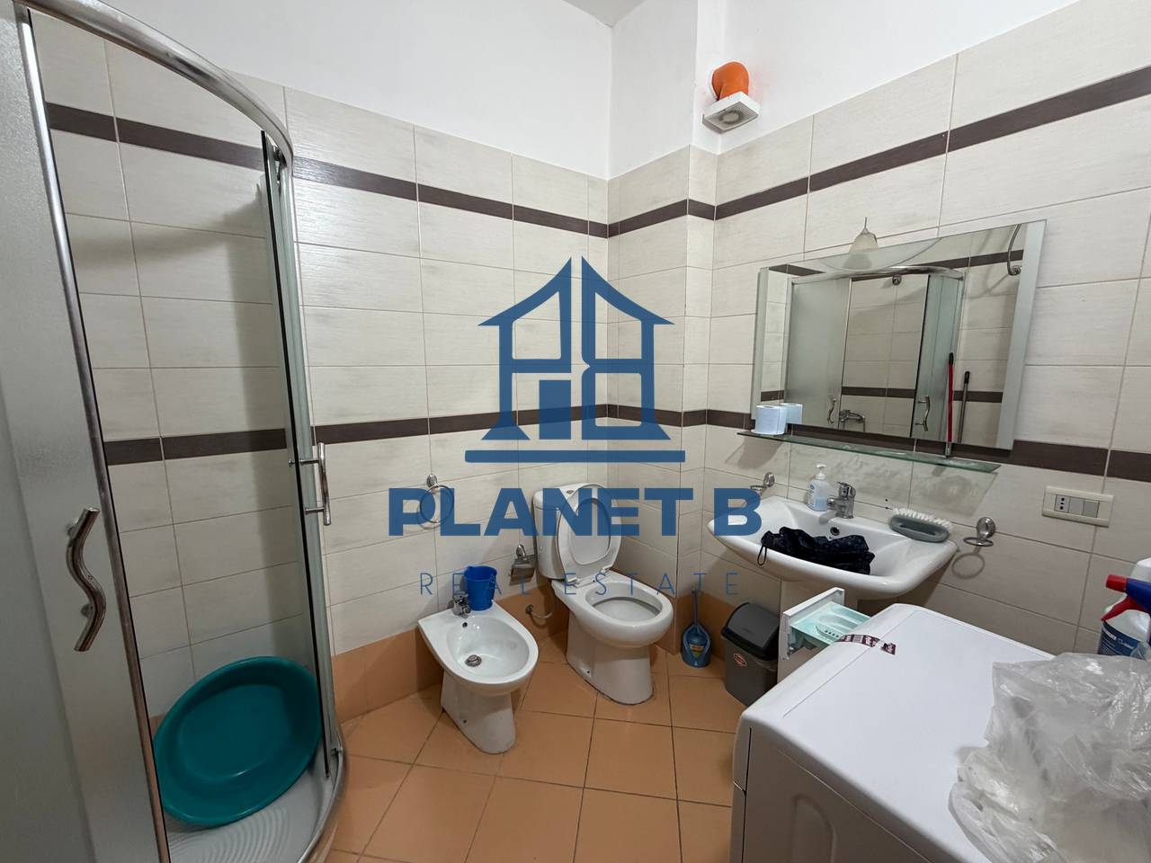 Jepet me Qera Apartamenti 1+1 
Në Lungomare,Vijë e parë