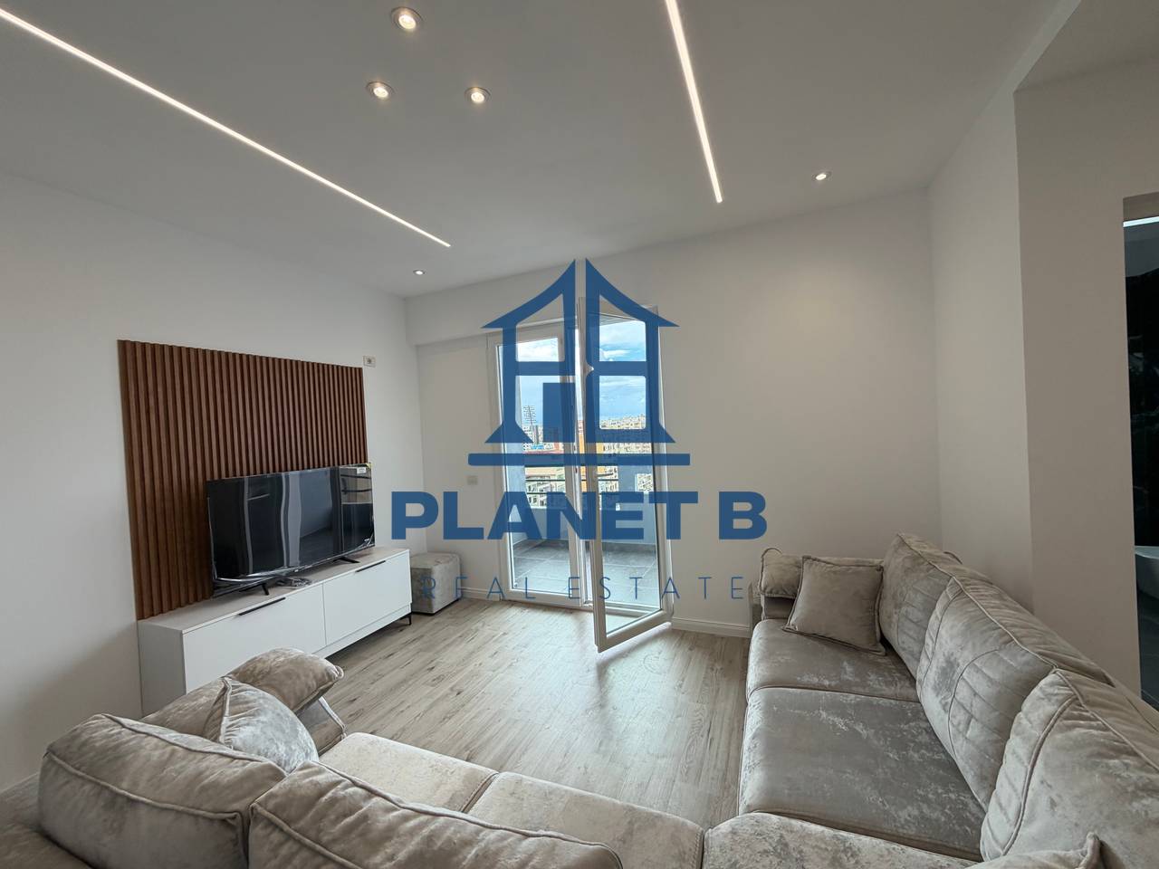 Shitet Apartament 1+1  – Pranë Stadiumit, Vlorë