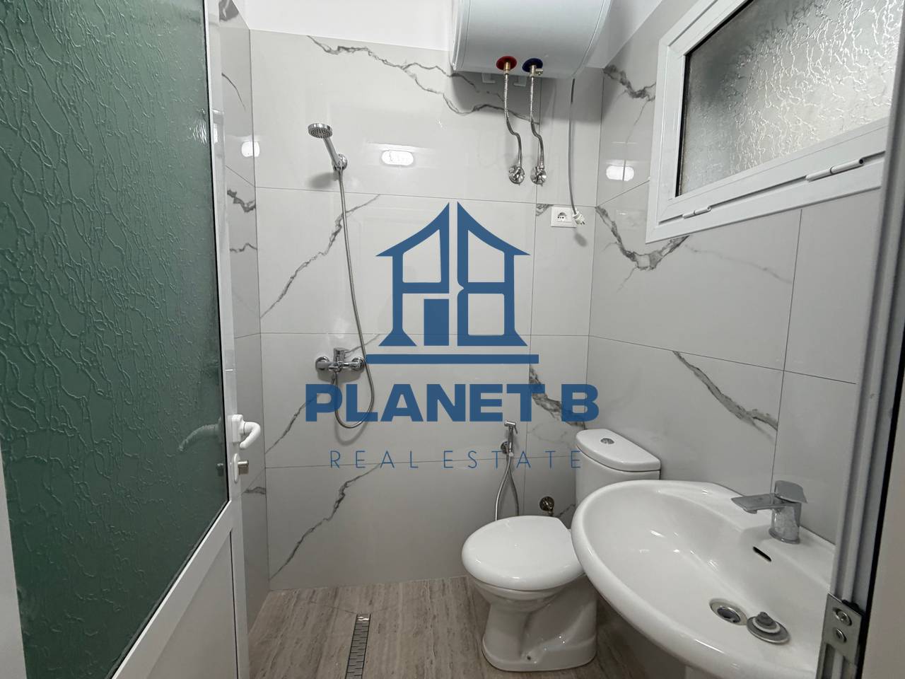 SHITET APARTAMENT 2+1+2 në Lungomare,Vlorë