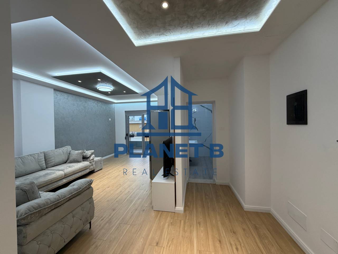 SHITET APARTAMENT 2+1+2 në Lungomare,Vlorë