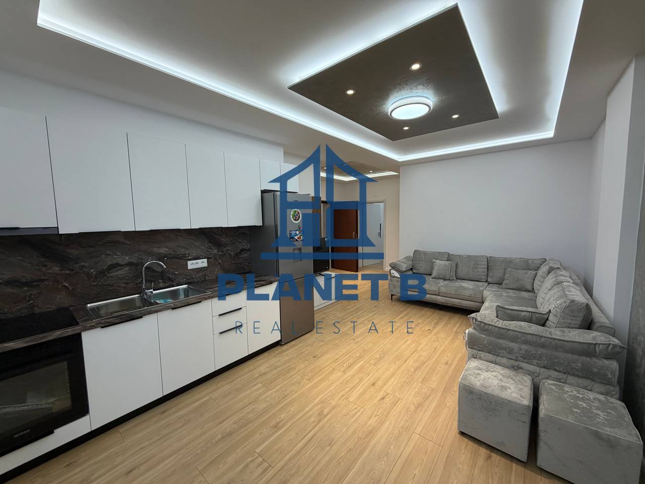 SHITET APARTAMENT 2+1+2 në Lungomare,Vlorë
