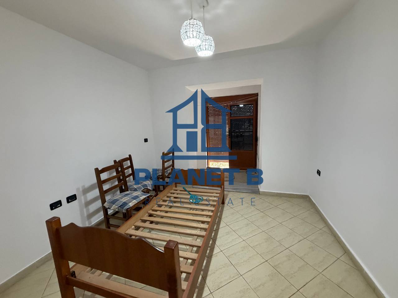 Jepet me Qera Apartament 1+1 pranë Shkollës Industriale,Vlorë