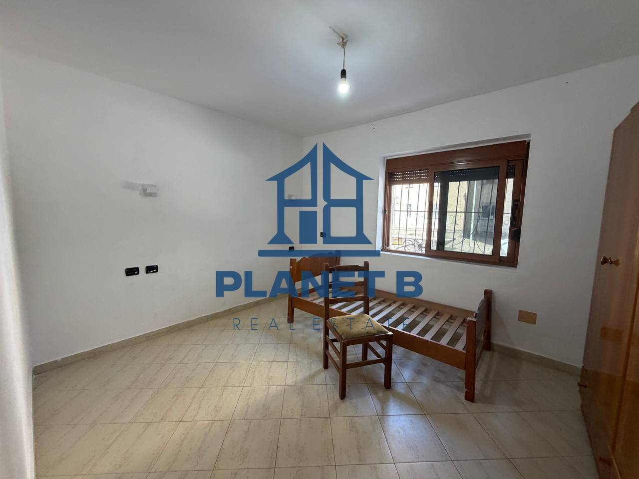 Jepet me Qera Apartament 1+1 pranë Shkollës Industriale,Vlorë