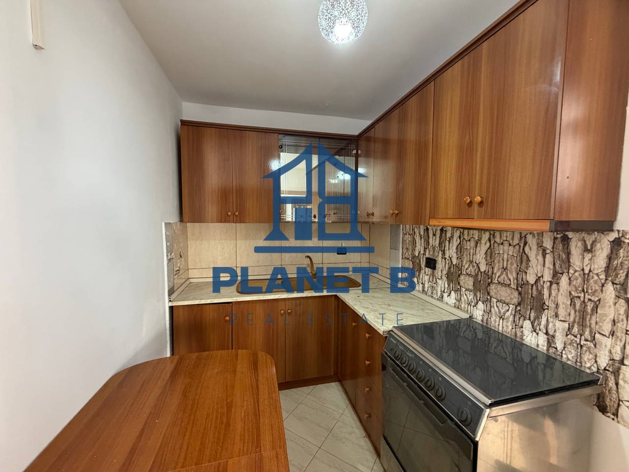 Jepet me Qera Apartament 1+1 pranë Shkollës Industriale,Vlorë