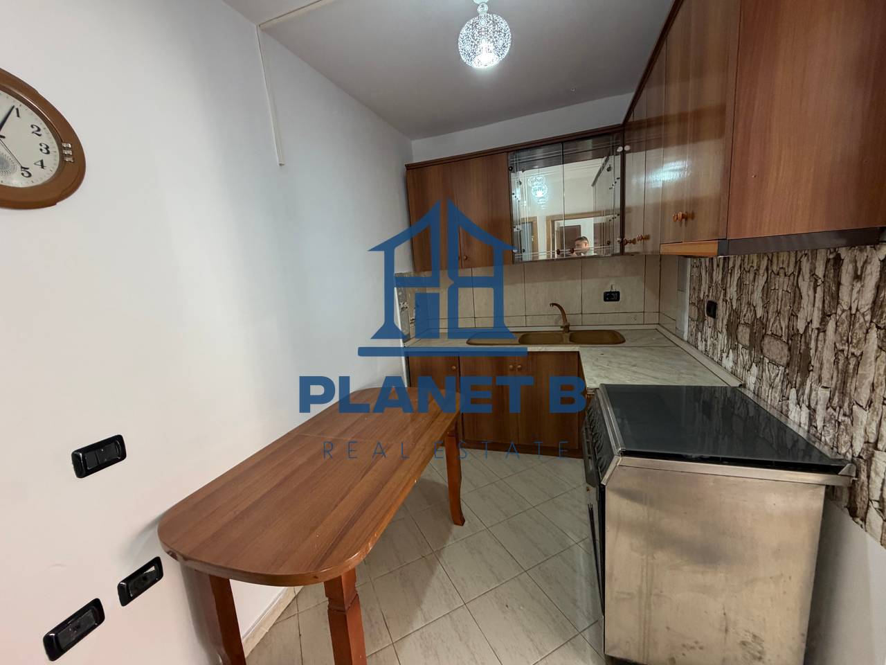 Jepet me Qera Apartament 1+1 pranë Shkollës Industriale,Vlorë