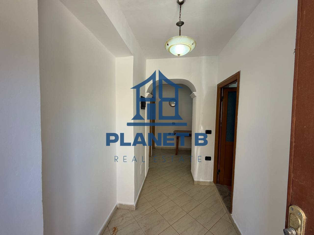 Jepet me Qera Apartament 1+1 pranë Shkollës Industriale,Vlorë