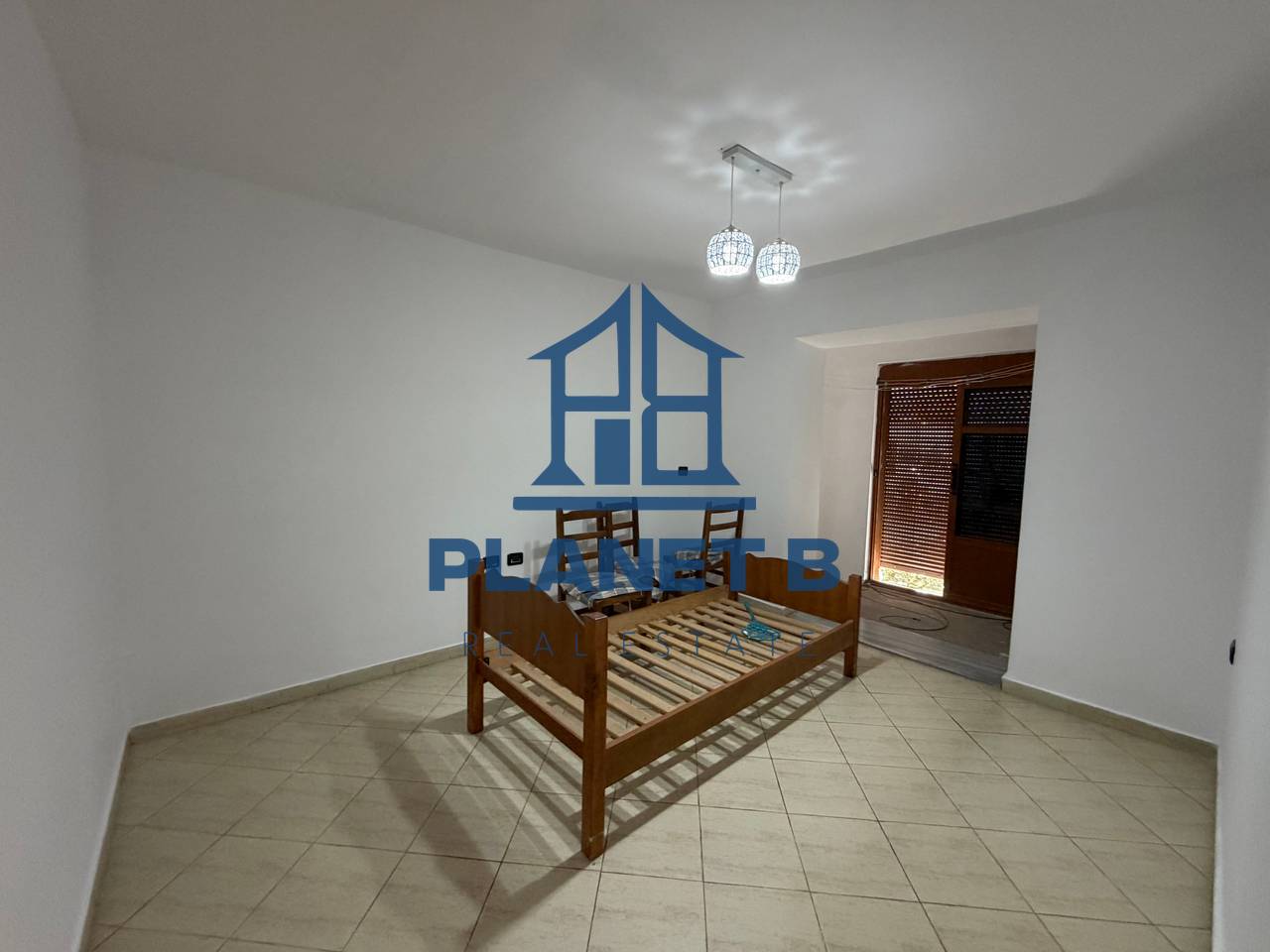 Jepet me Qera Apartament 1+1 pranë Shkollës Industriale,Vlorë