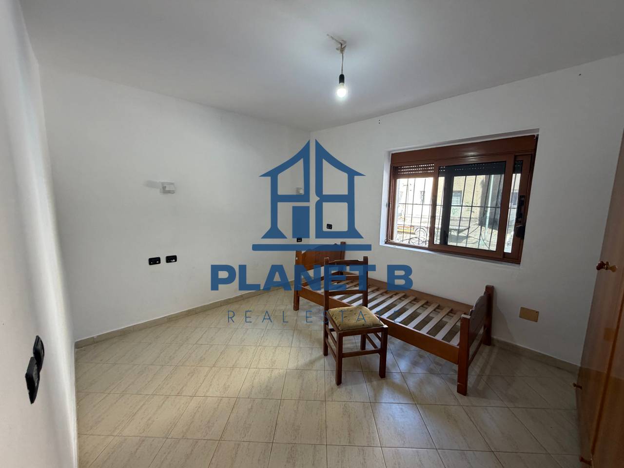 Jepet me Qera Apartament 1+1 pranë Shkollës Industriale,Vlorë