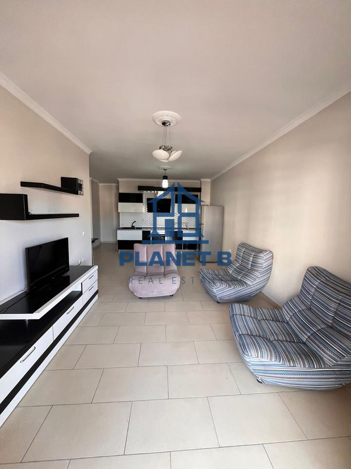 Shitet apartament 1+1 tek Ambulanca Vlore!