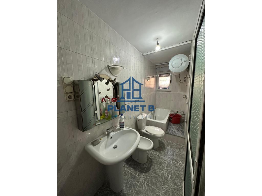 APARTAMENT 2+1 ME QIRA – RRUGA E DURRËSIT | IDEAL PËR BIZNES