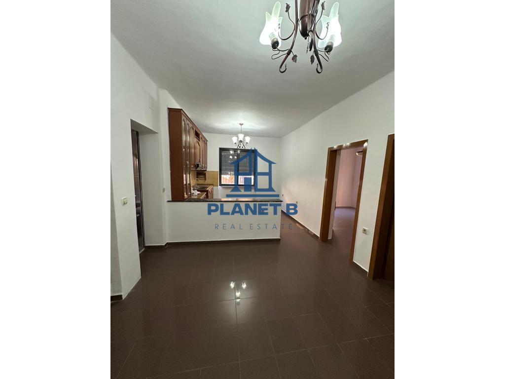 APARTAMENT 2+1 ME QIRA – RRUGA E DURRËSIT | IDEAL PËR BIZNES