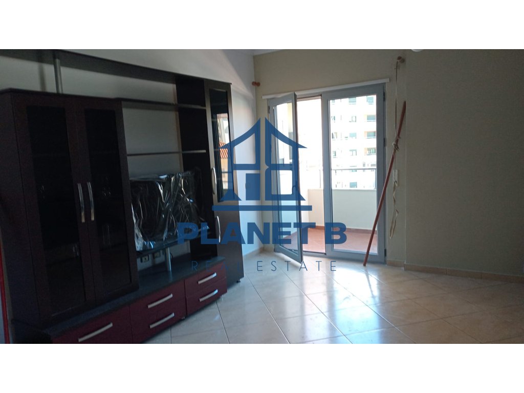 Shitet Apartamenti 1+1 tek Rruga e Çipajve në Vlorë