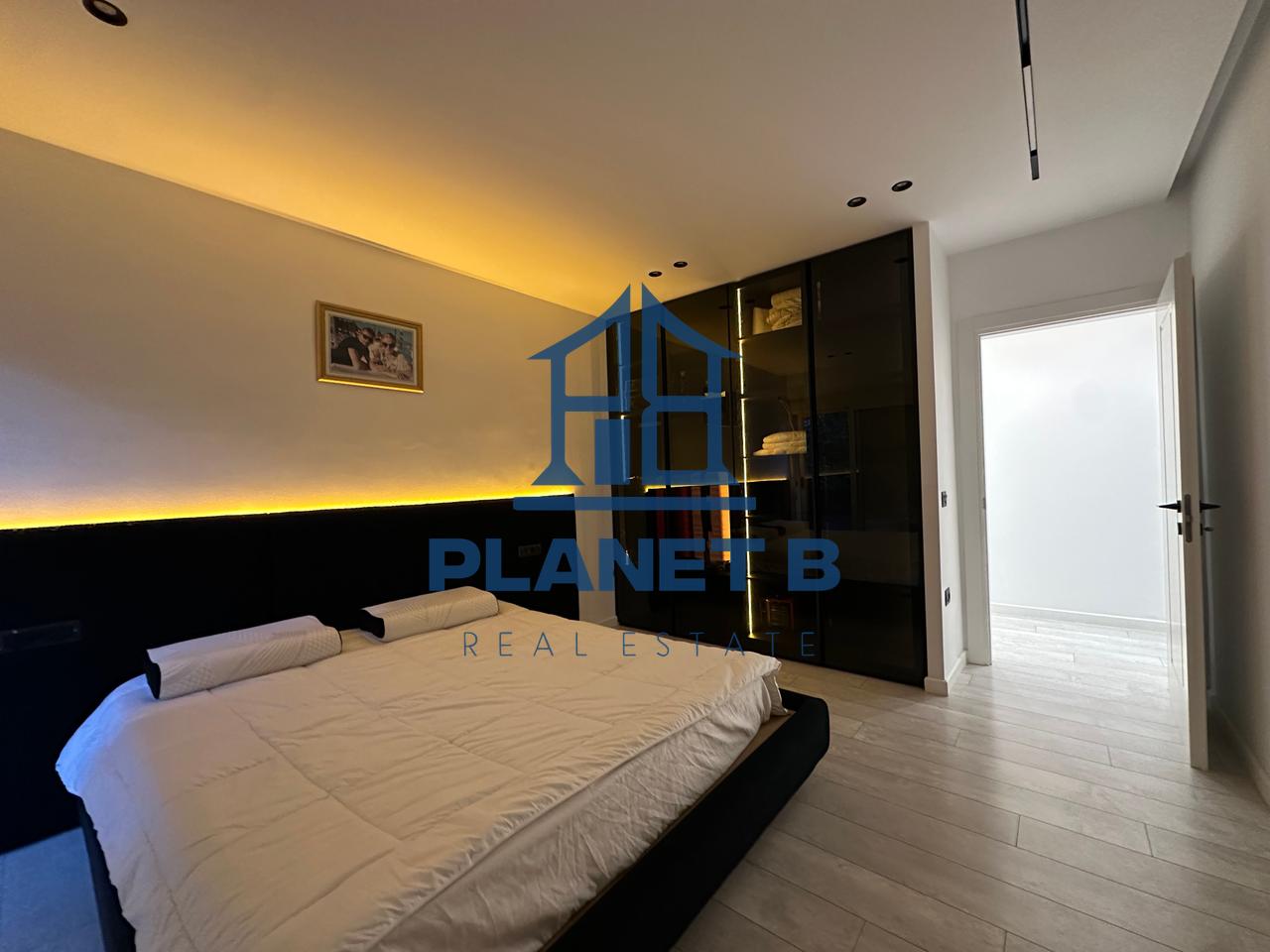 Vendesi Appartamento 2+1 di Lusso sul Lungomare, Vlorë
