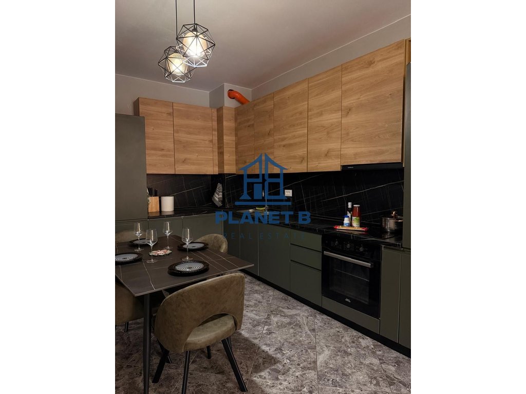 Jepet me qira apartament 2+1 në Lungomare,Vlorë