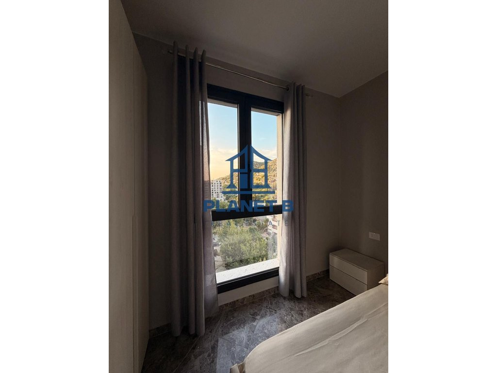 Jepet me qira apartament 2+1 në Lungomare,Vlorë
