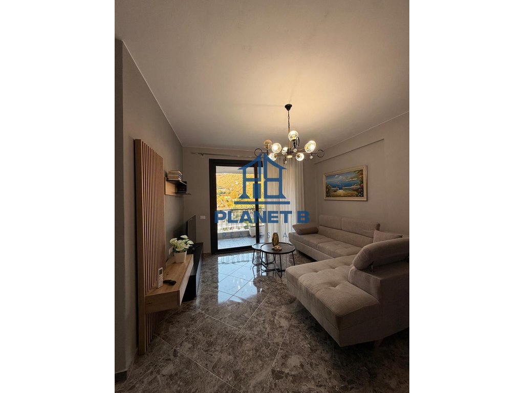 Jepet me qira apartament 2+1 në Lungomare,Vlorë