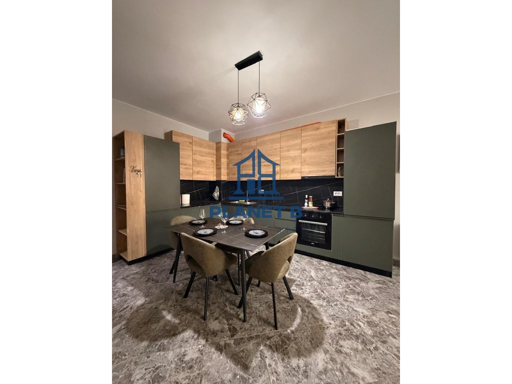 Jepet me qira apartament 2+1 në Lungomare,Vlorë