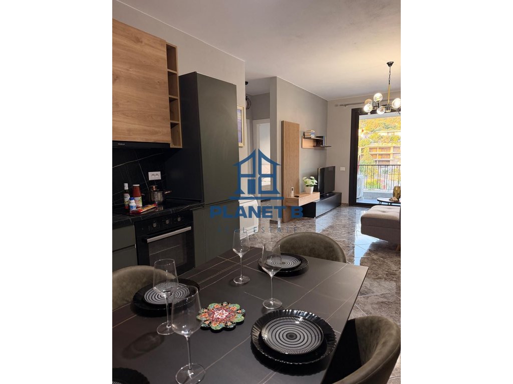Jepet me qira apartament 2+1 në Lungomare,Vlorë