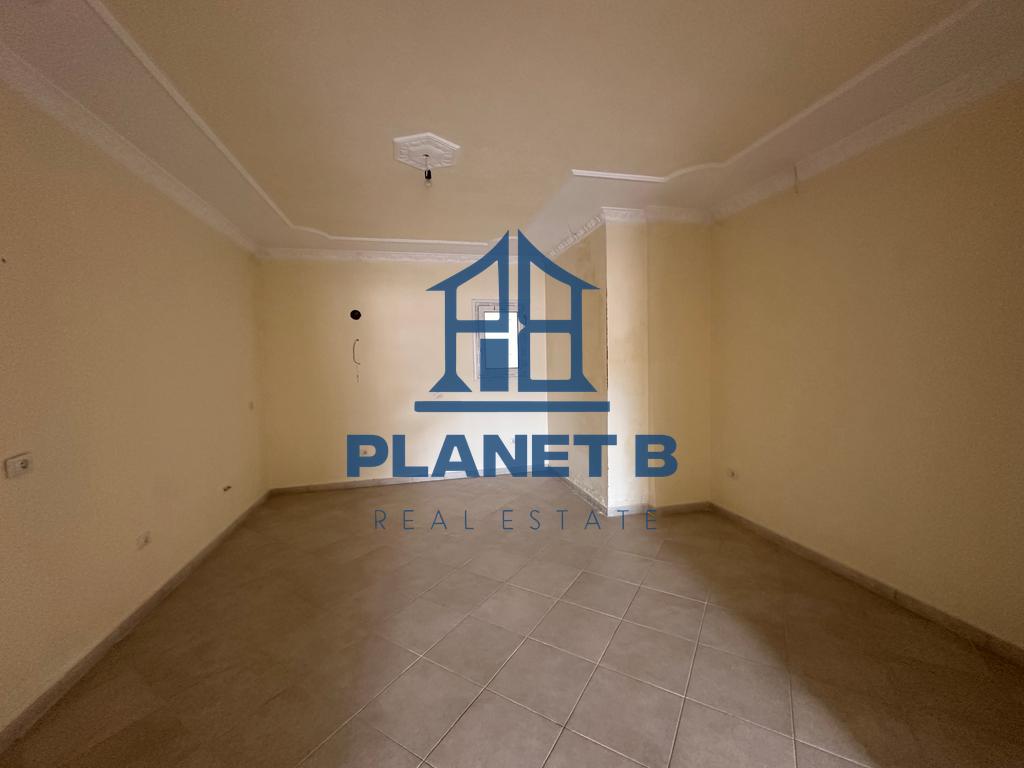 Shitet Apartamenti 3+1 në Transballkanike