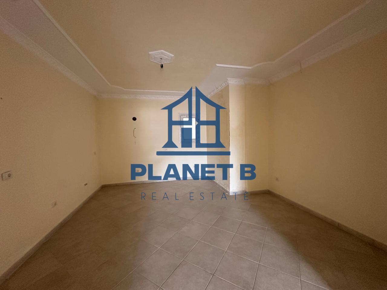 Shitet Apartamenti 3+1 në Transballkanike