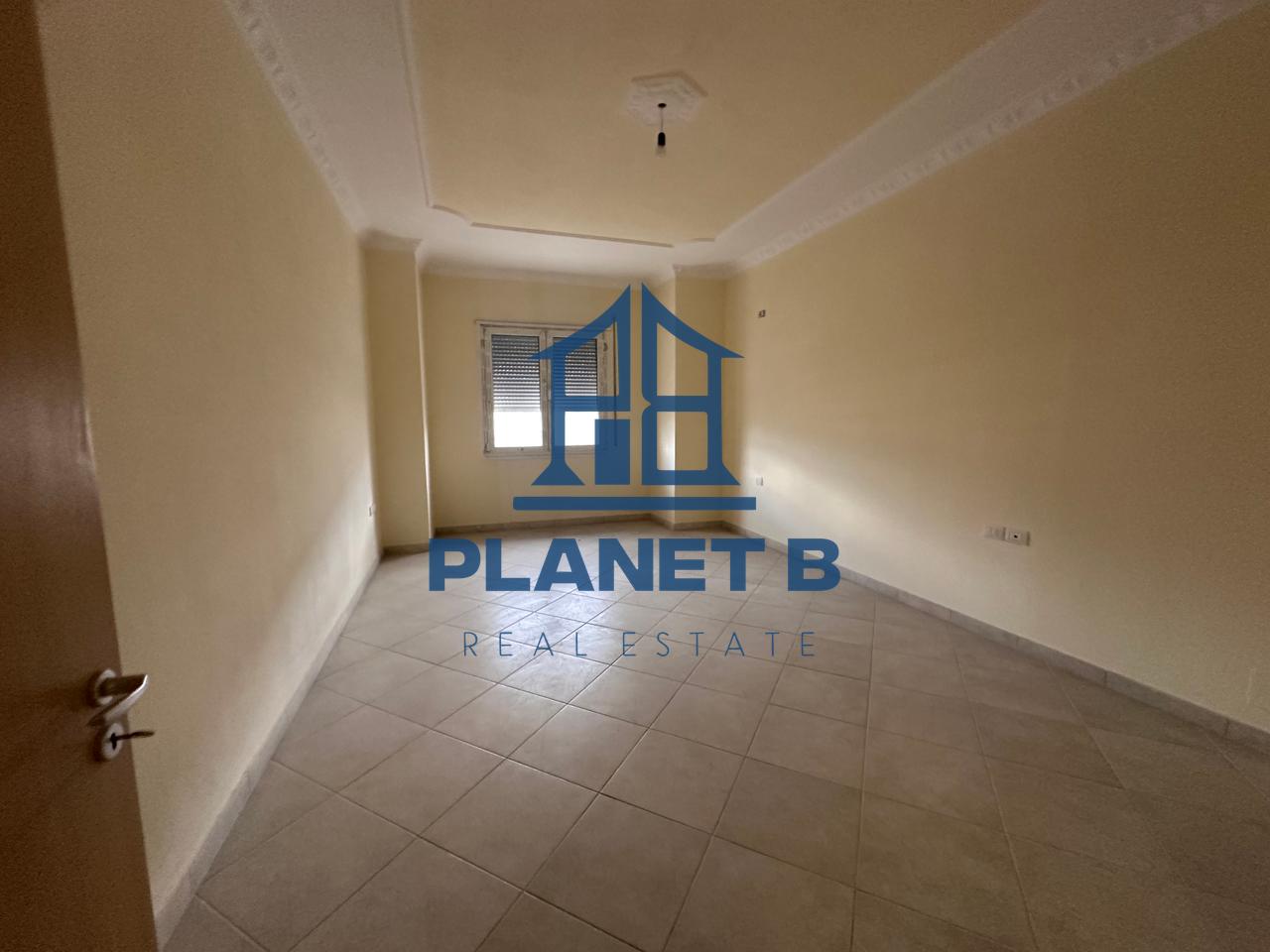 Shitet Apartamenti 3+1 në Transballkanike