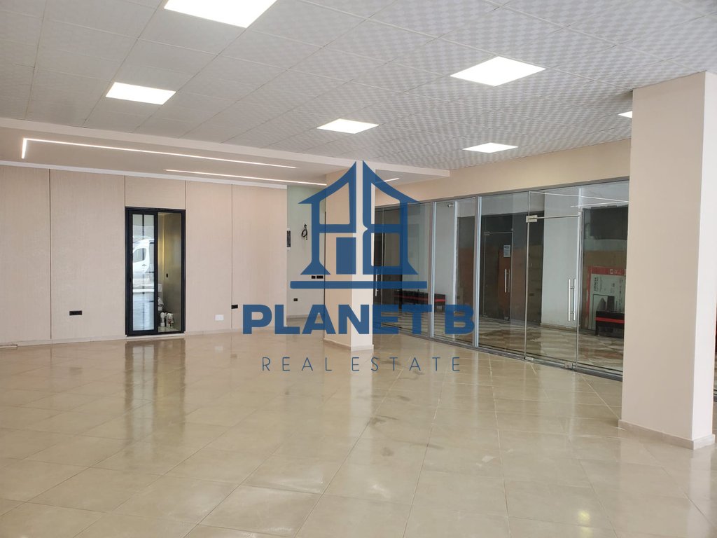 SHITET AMBIENTI I BIZNESIT PRANË BULEVARDIT VLORE-SKELË