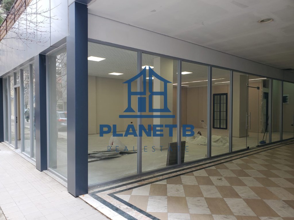 SHITET AMBIENTI I BIZNESIT PRANË BULEVARDIT VLORE-SKELË