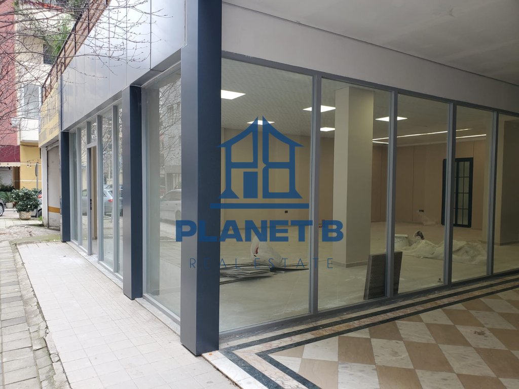 SHITET AMBIENTI I BIZNESIT PRANË BULEVARDIT VLORE-SKELË