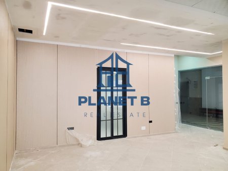 SHITET AMBIENTI I BIZNESIT PRANË BULEVARDIT VLORE-SKELË