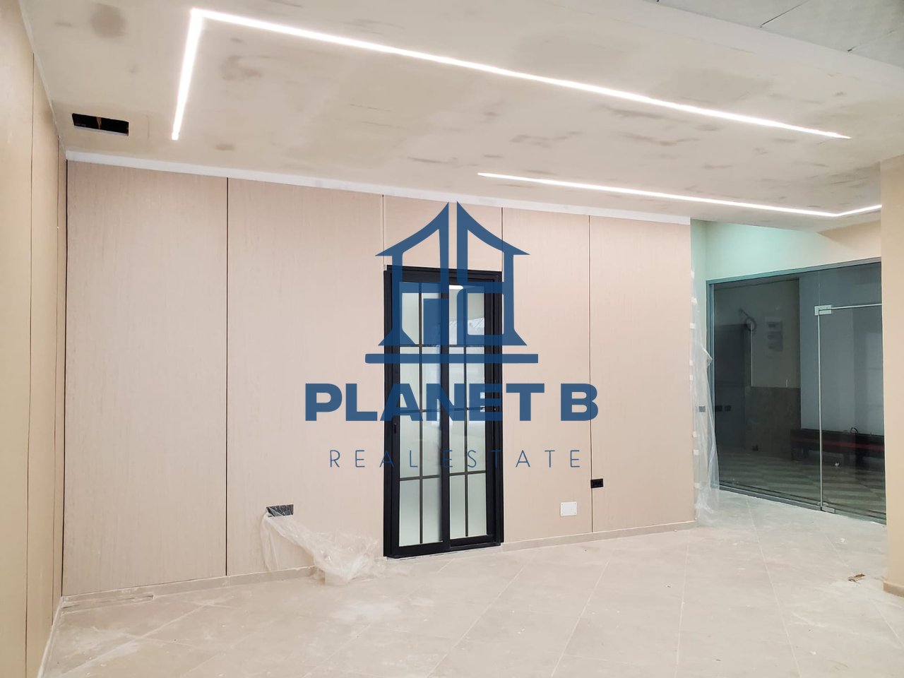 SHITET AMBIENTI I BIZNESIT PRANË BULEVARDIT VLORE-SKELË