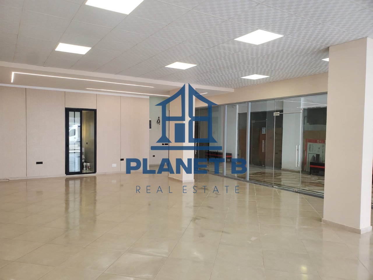 SHITET AMBIENTI I BIZNESIT PRANË BULEVARDIT VLORE-SKELË