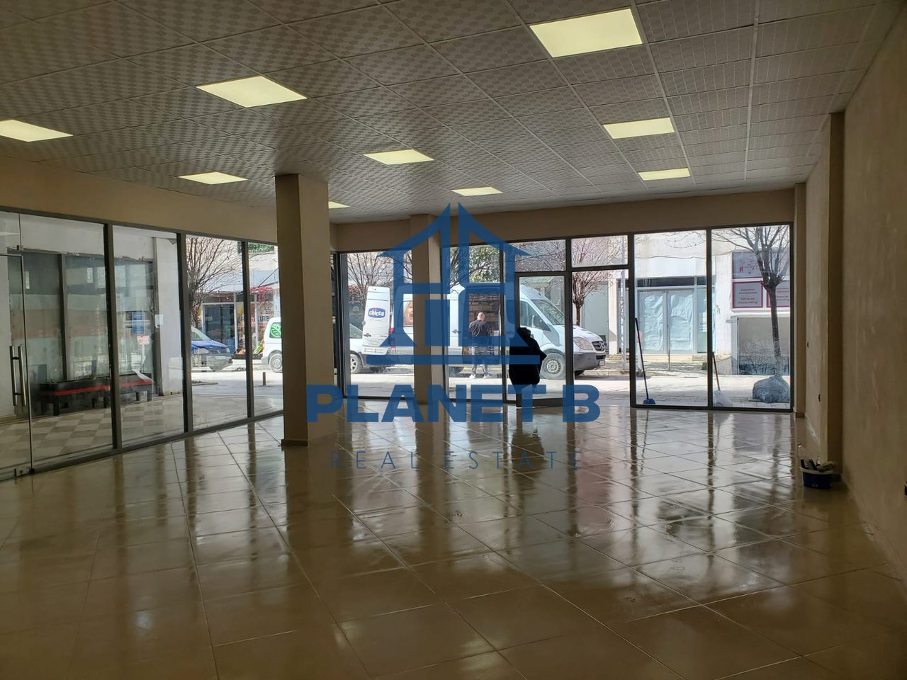 SHITET AMBIENTI I BIZNESIT PRANË BULEVARDIT VLORE-SKELË