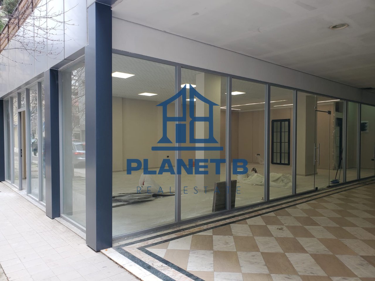 SHITET AMBIENTI I BIZNESIT PRANË BULEVARDIT VLORE-SKELË