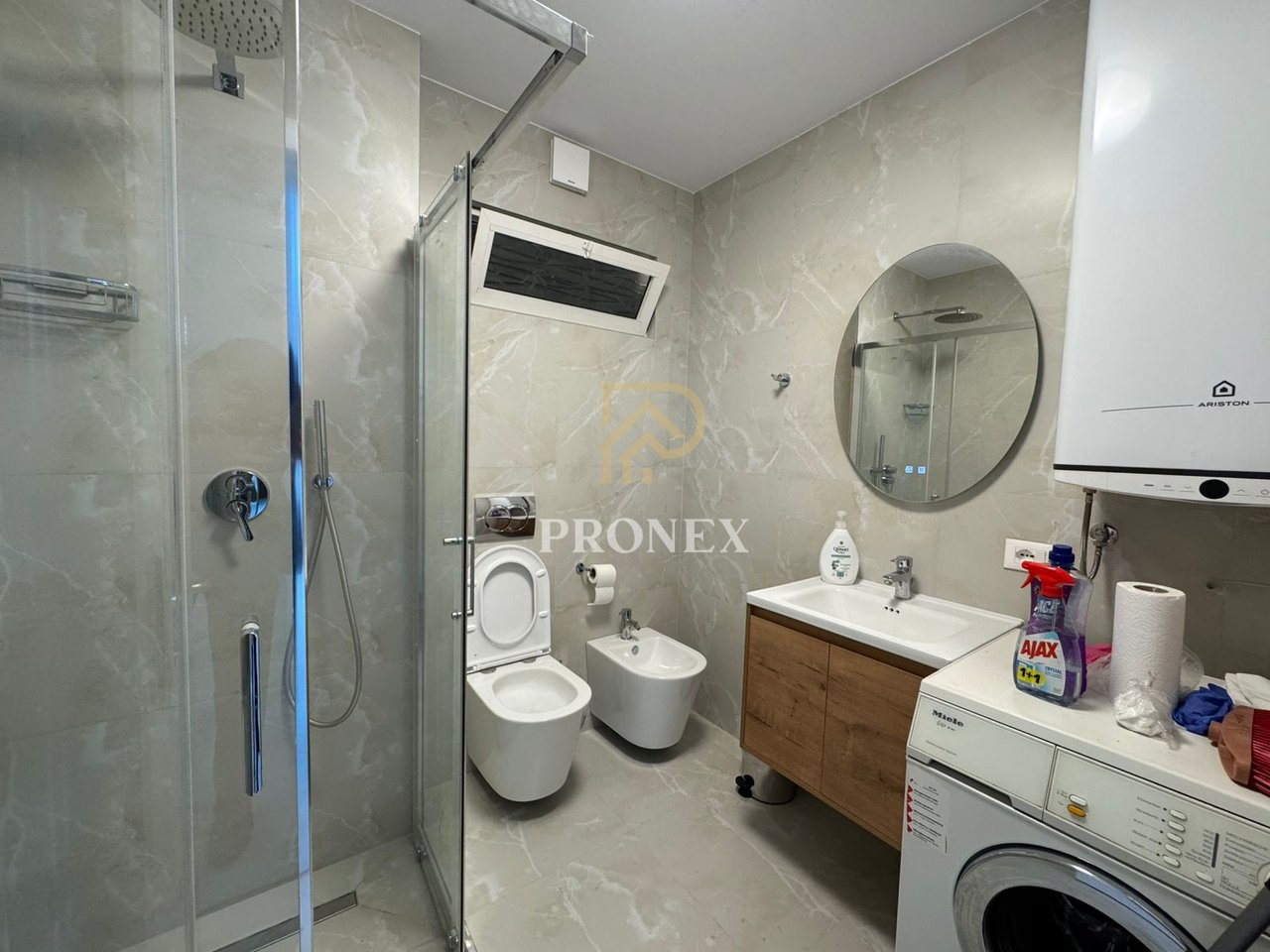 Apartament 3+1 me qira tek Komuna e Parisit