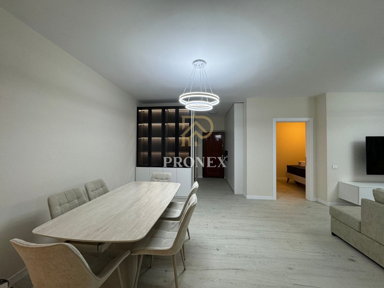 Apartament 3+1 me qira tek Komuna e Parisit