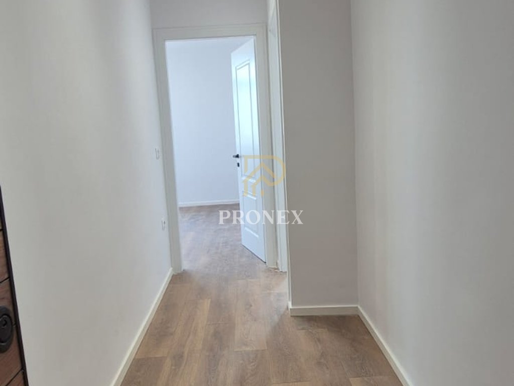 Shitet apartament 1+1 tek Irfan Tomini