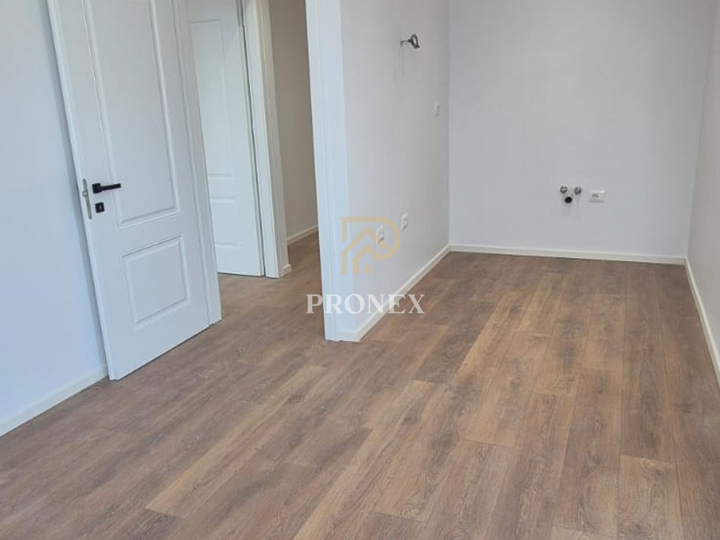 Shitet apartament 1+1 tek Irfan Tomini