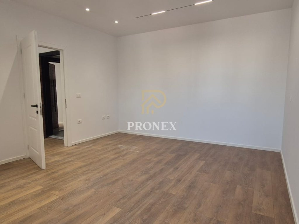 Shitet apartament 2+1 prane Rruges Irfan Tomini